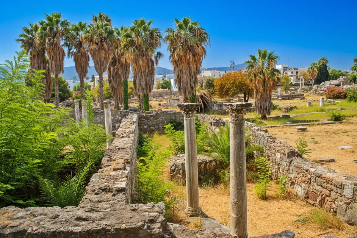 Fragment ruin Starożytnej Agory w Mieście Kos z odrestaurowanymi kolumnami