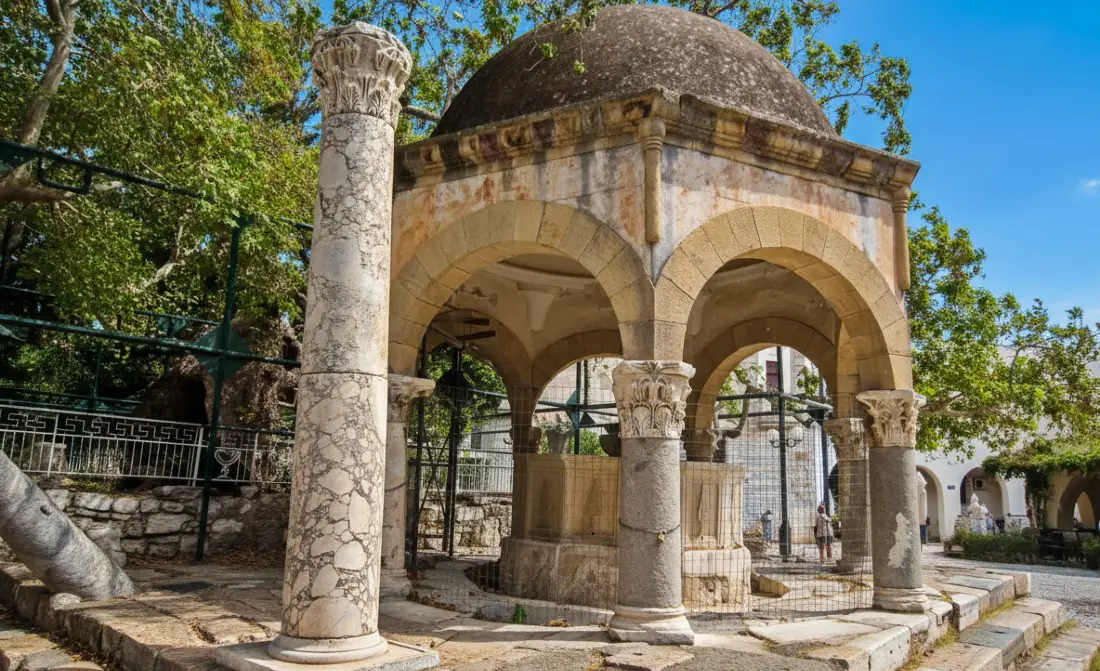 Dawna, kamienna Fontanna przy Platanie Hipokratesa na Placu Platanos w Mieście Kos