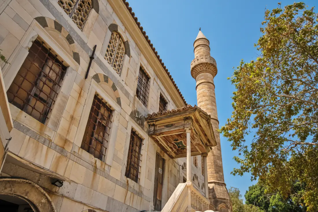 Meczet Gaziego Hasana Paszy - Budynek z minaretem i kopułą w Mieście Kos