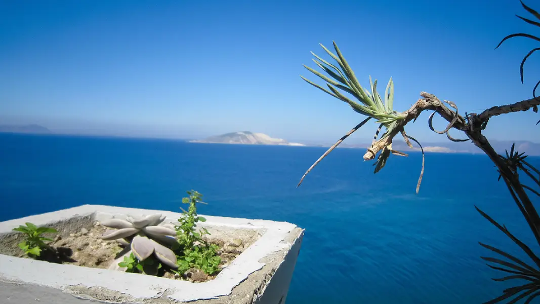 Widok z wyspy Nisyros na bezludną wyspę Gyali (Jali) i turkusowe wody Morza Egejskiego