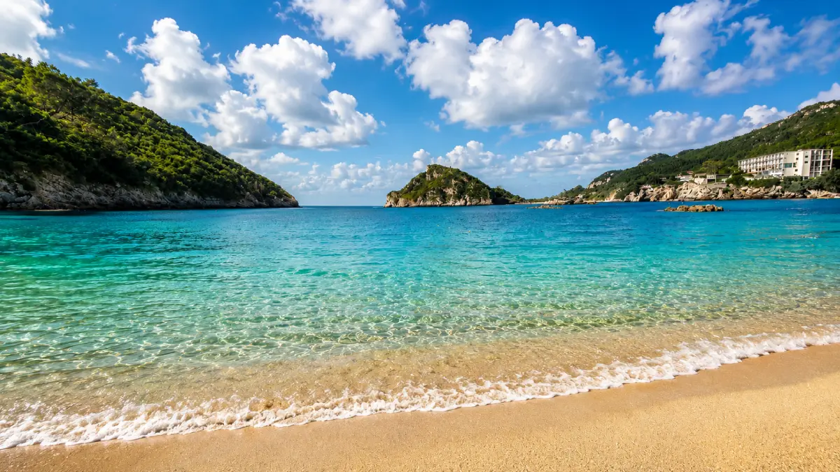 Plaża Agia Triada w Paleokastritsie na Korfu otoczona klifami