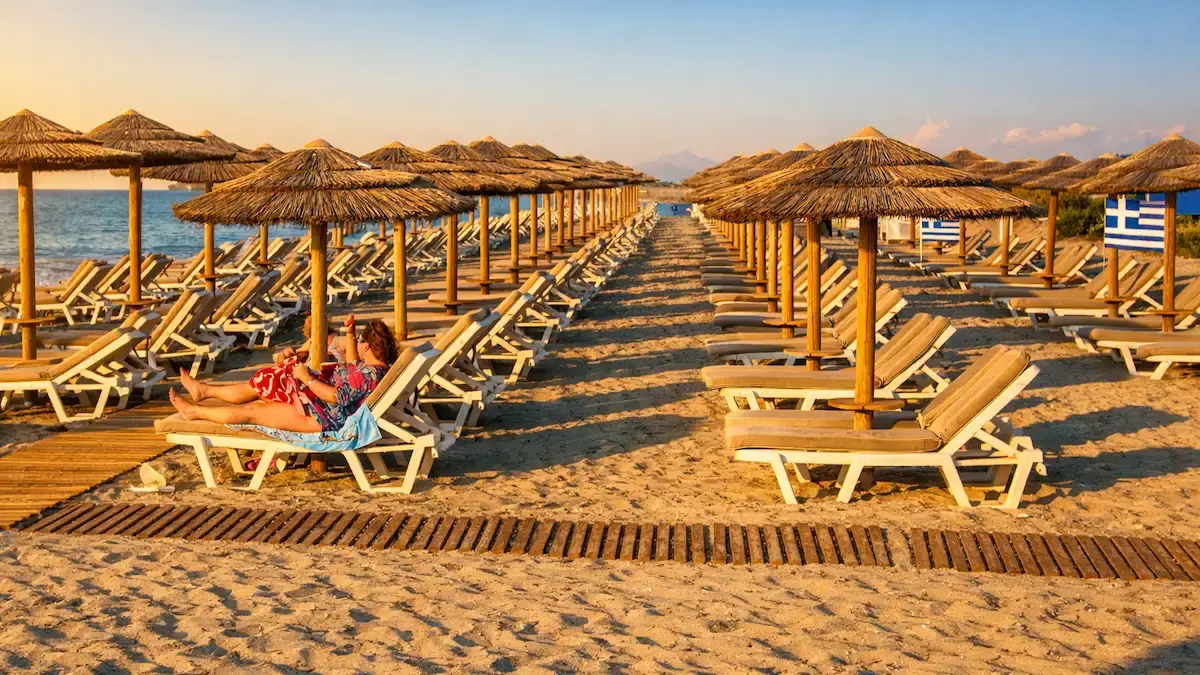 Słoneczna plaża Kos, Grecja – leżaki, parasole i spektakularny zachód słońca na wyspie Kos