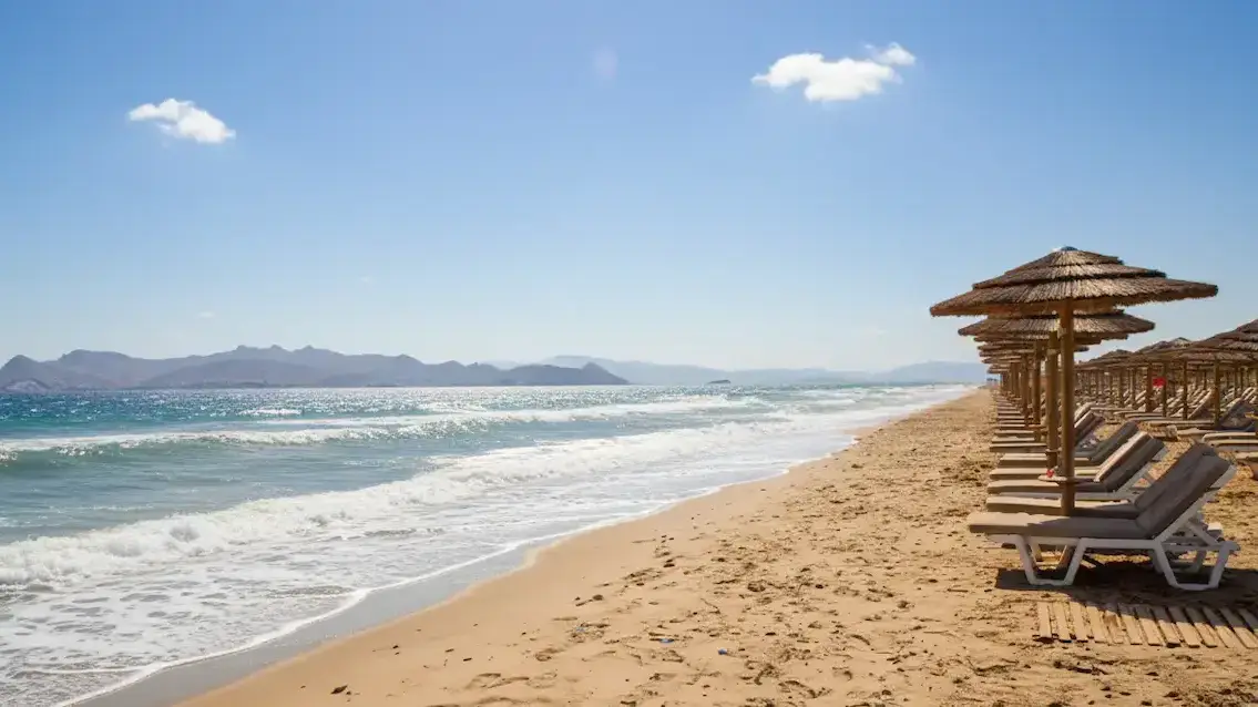 Piękna plaża na Kos z turkusową wodą i złotym piaskiem